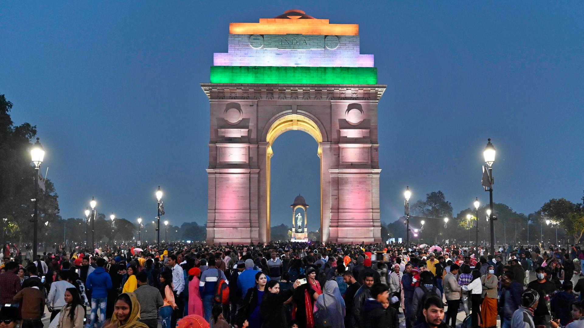 Eine riesige Menschenmenge drängt sich am zum Neujahrsempfang am 31. Dezember 2022 in Neu-Delhi vor dem illuminierten India Gate.