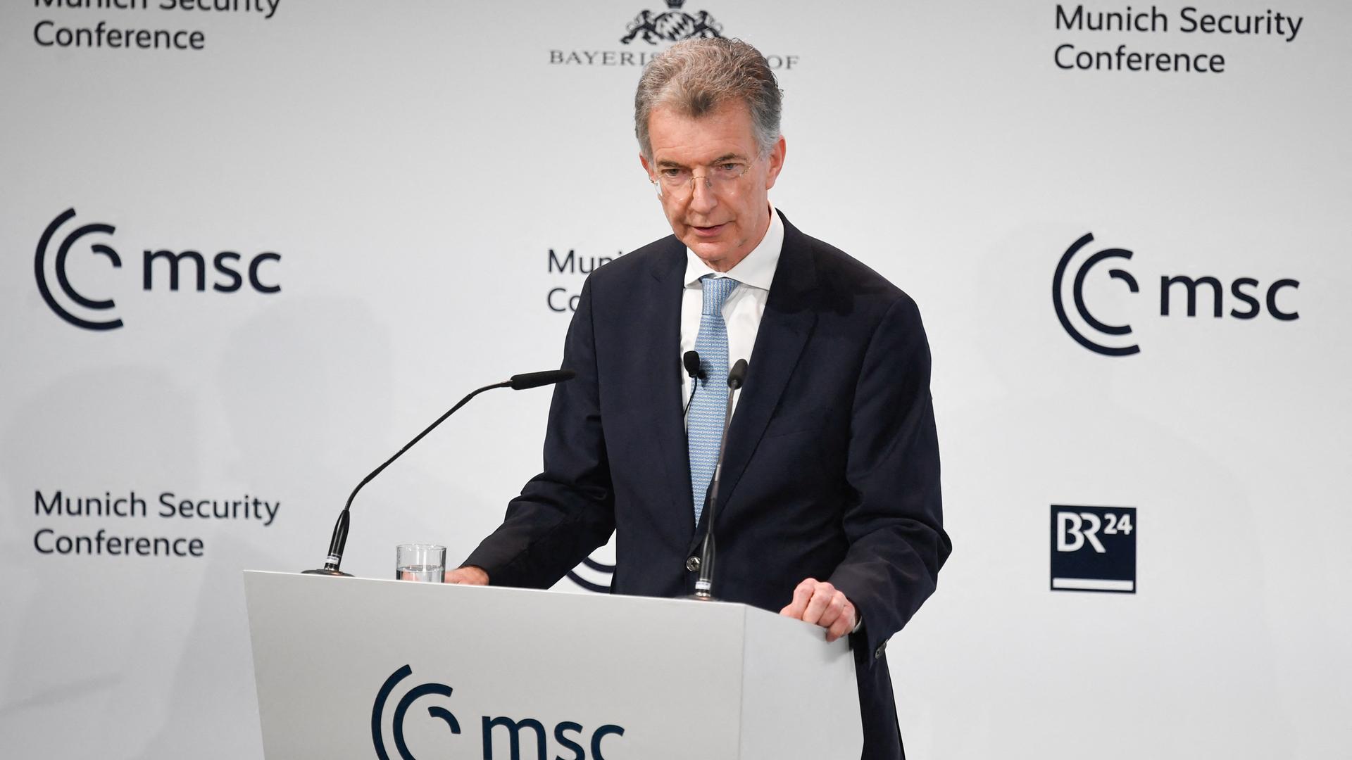 Konferenz-Leiter Christoph Heusgen steht bei seiner Rede zur Eröffnung der Münchner Sicherheitskonferenz an einem Pult und spricht. Konferenz-Leiter Christoph Heusgen steht bei seiner Rede zur Eröffnung der Münchner Sicherheitskonferenz an einem Pult und spricht.