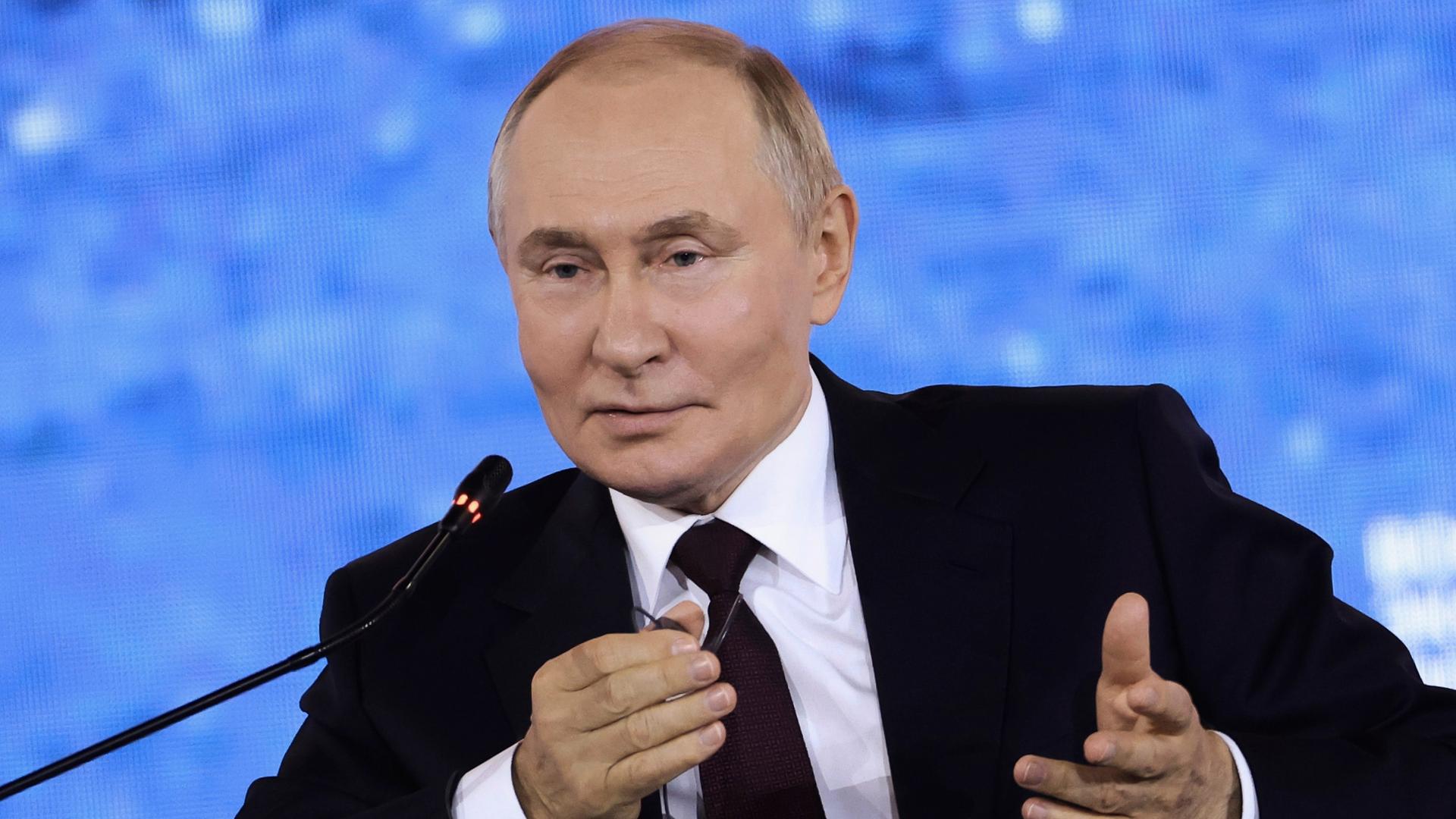 Auf diesem von der Roscongress Foundation veröffentlichten Foto gestikuliert der russische Präsident Wladimir Putin, während er auf der Plenarsitzung des Östlichen Wirtschaftsforums in Wladiwostok spricht. Auf diesem von der Roscongress Foundation veröffentlichten Foto gestikuliert der russische Präsident Wladimir Putin, während er auf der Plenarsitzung des Östlichen Wirtschaftsforums in Wladiwostok spricht.