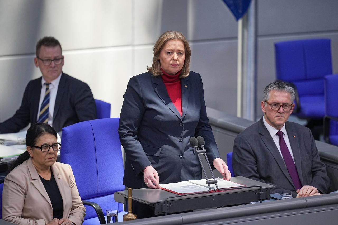 Bärbel Bas steht an ihrem Platz im Bundestag und spricht zu den Abgeordneten.