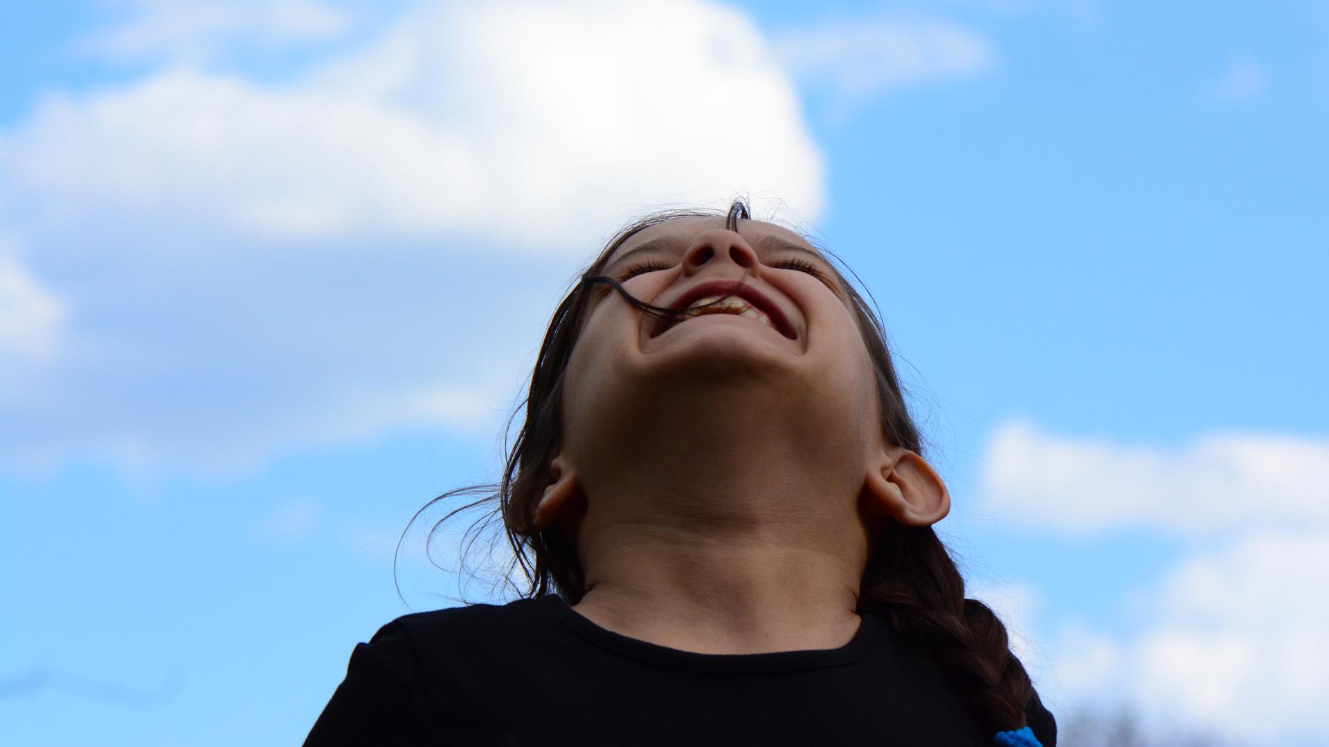 Mädchen schaut in den Himmel