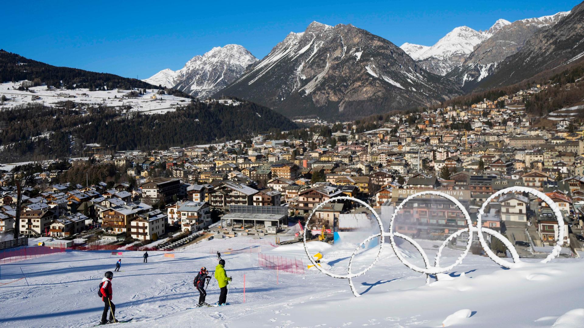 Die Olympische Ringe sind in der Nähe einer Piste des Stelvio Ski Center zu sehen, dem Austragungsort der alpinen Ski- und Skibergsteigerdisziplinen bei den Olympischen Winterspielen 2026 in Mailand-Cortina.