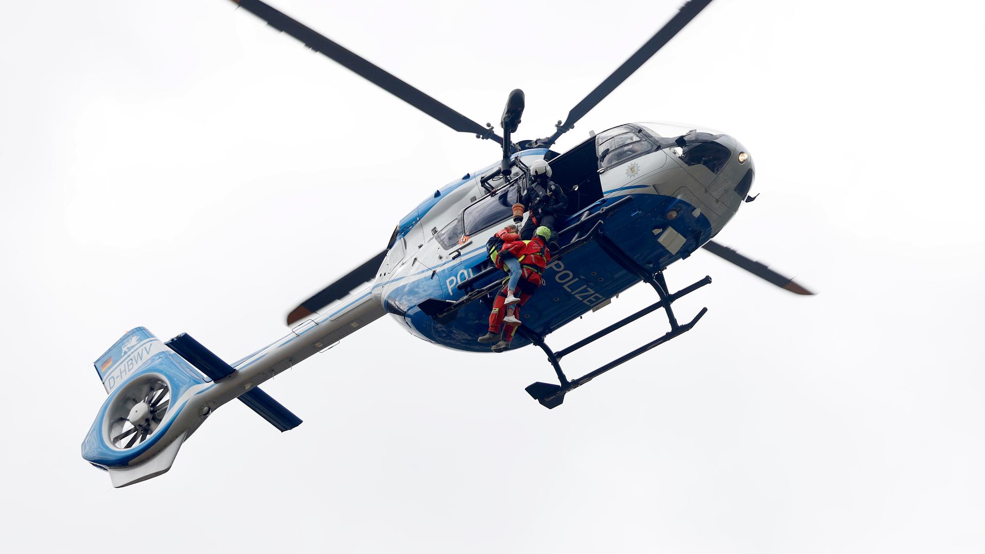 Rettungshelikopter über dem Ort Dernau (Landkreis Ahrweiler), der beinahe komplett von den Wassermassen geflutet wurde. 15.07.2021