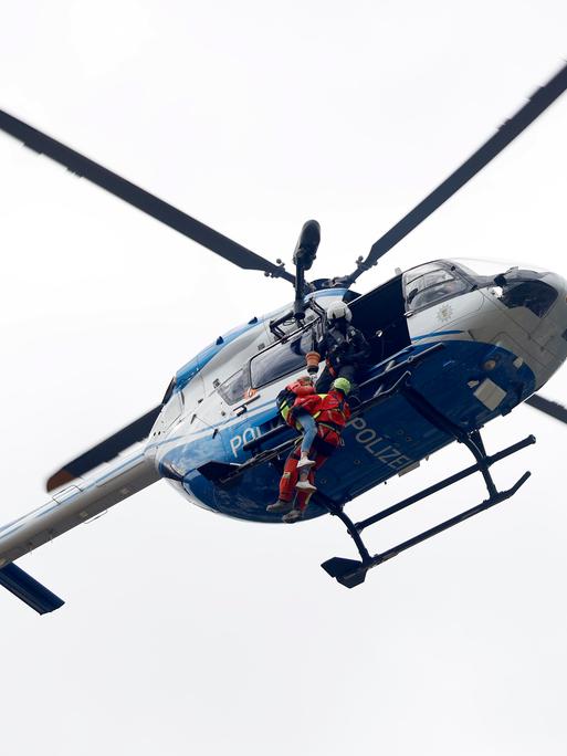 Rettungshelikopter über dem Ort Dernau (Landkreis Ahrweiler), der beinahe komplett von den Wassermassen geflutet wurde. 15.07.2021