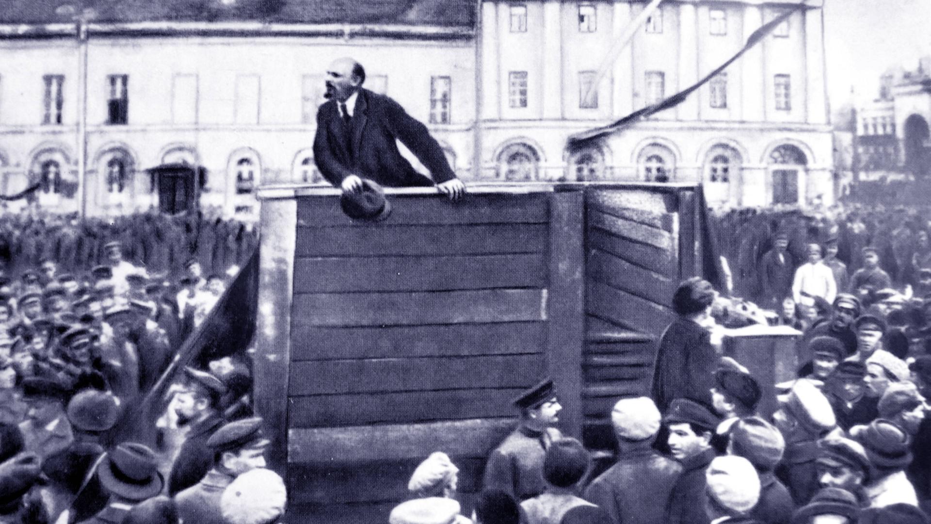 Lenin vor Soldaten im Jahr 1920: Nachdem Kamenew und Trotzki die Gunst Stalins verloren hatten, wurden sie aus dem Foto retuschiert. Sie standen rechts des Rednerpults.