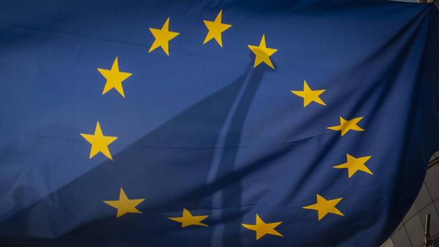 Europaflagge vor den EU Institutionen in Brüssel