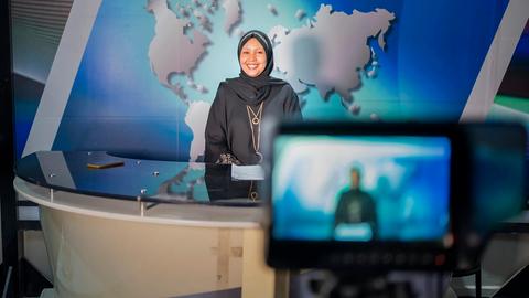 Fathi Mohamed Ahmed, Chefredakteurin von Bilan Media in Somalia, steht in einem Nachrichtenstudio vor der Kamera. Fathi Mohamed Ahmed, Chefredakteurin von Bilan Media in Somalia, steht in einem Nachrichtenstudio vor der Kamera.