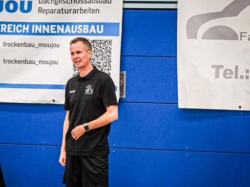 André Fuhr (r.) steht im August 2023 als Trainer des Handball-Verbandsligisten MTG Horst an der Seitenlinie.