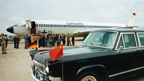 Eine Limousine mit den Standarten der Bundesrepublik Deutschland und der Volksrepublik China auf dem Flughafen von Peking 1972.