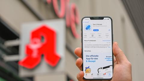 Auf einem Smartphone ist die App "Das E-Rezept" neben einem Apothekensymbol zu sehen