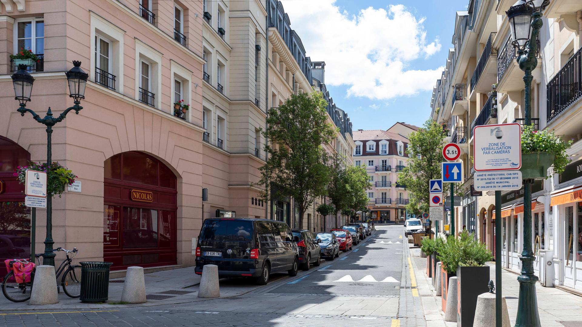 Paris: Parkende Autos stehen in der Grande Rue.