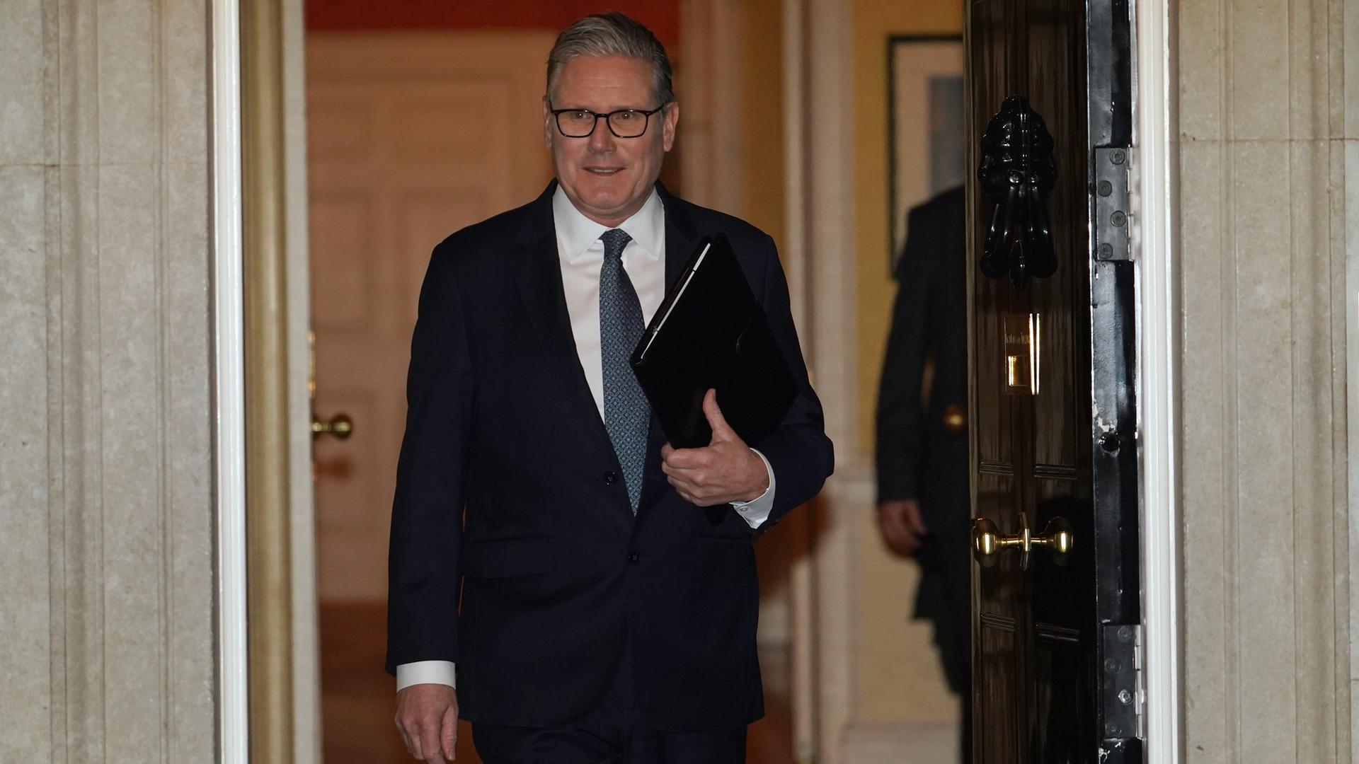 Großbritanniens Premier Keir Starmer verlässt den Regierungssitz 10 Downing Street in London.