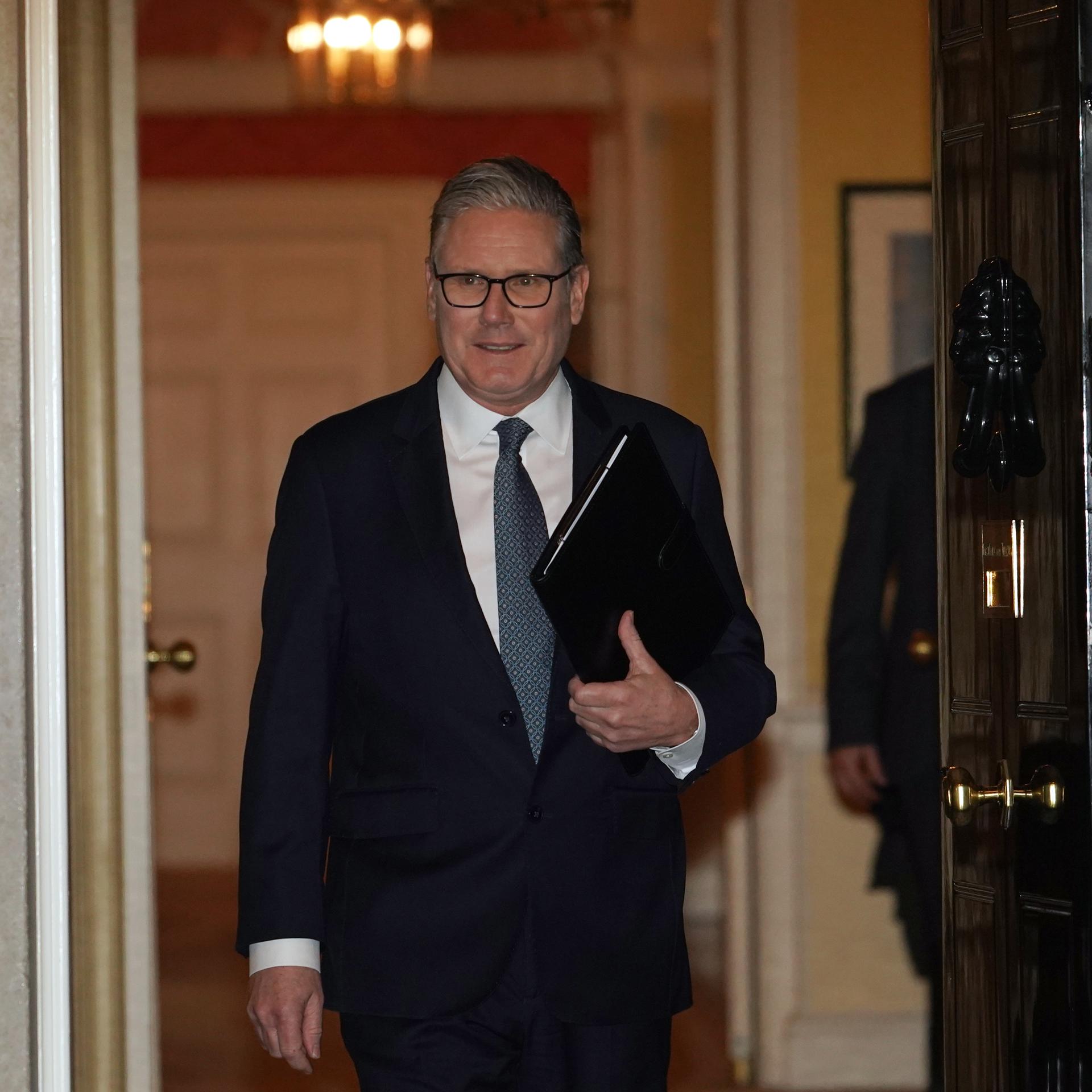 Großbritanniens Premier Keir Starmer verlässt den Regierungssitz 10 Downing Street in London.