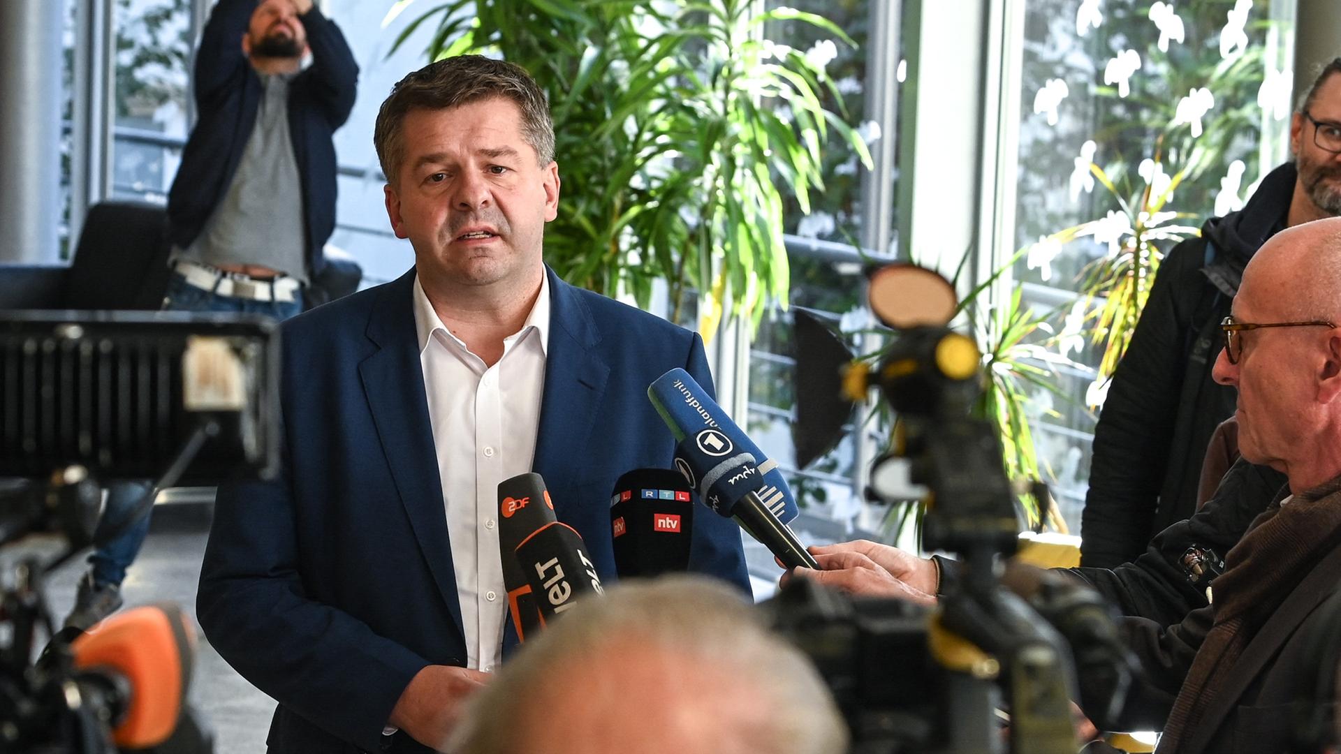Sven Schulze, CDU-Fraktionsvorsitzender und Ministerpräsident von Sachsen-Anhalt, äußert sich vor der Presse nach der Fraktionsversammlung der CDU-Landtagsfraktion. Sven Schulze, CDU-Fraktionsvorsitzender und Ministerpräsident von Sachsen-Anhalt, äußert sich vor der Presse nach der Fraktionsversammlung der CDU-Landtagsfraktion.
