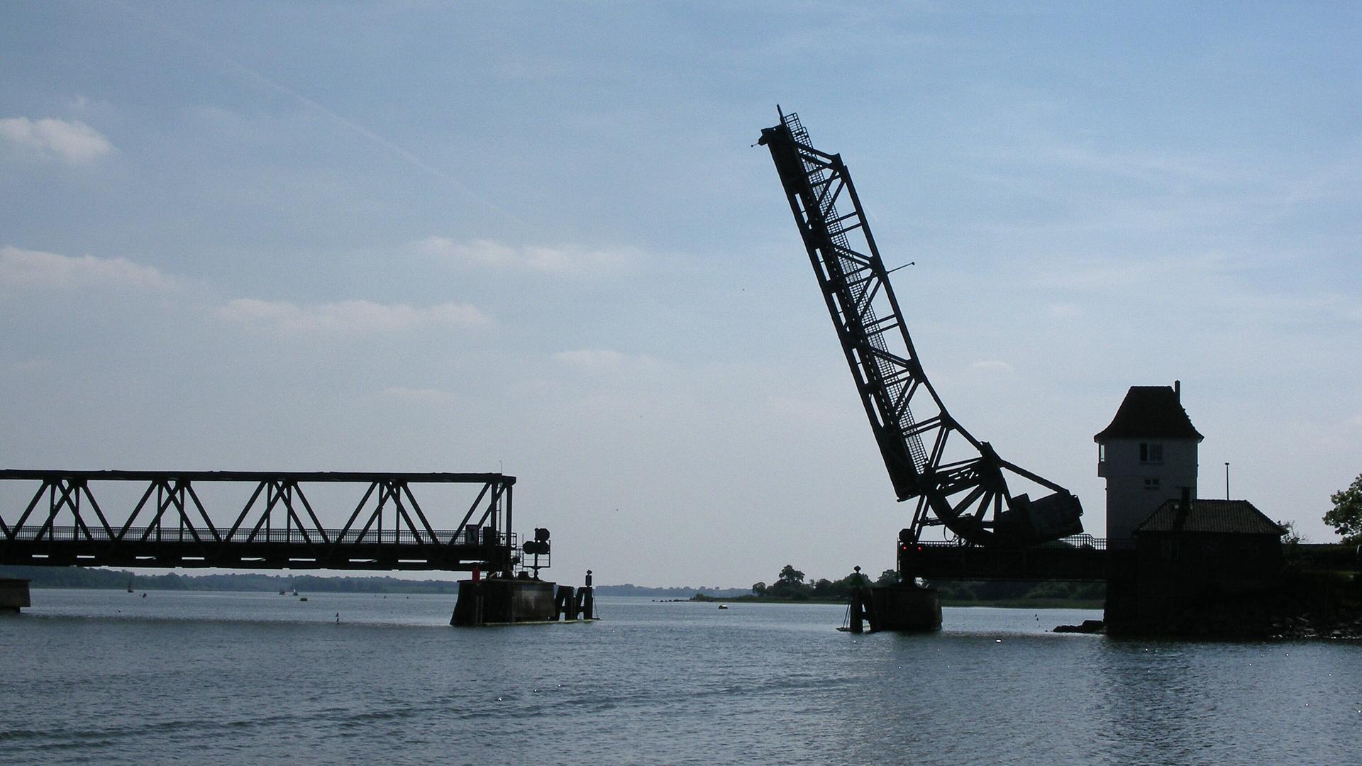 Die Lindaunisbrücke, eine Klappbrücke über der Schlei in Schleswig-Holstein, hebt sich.