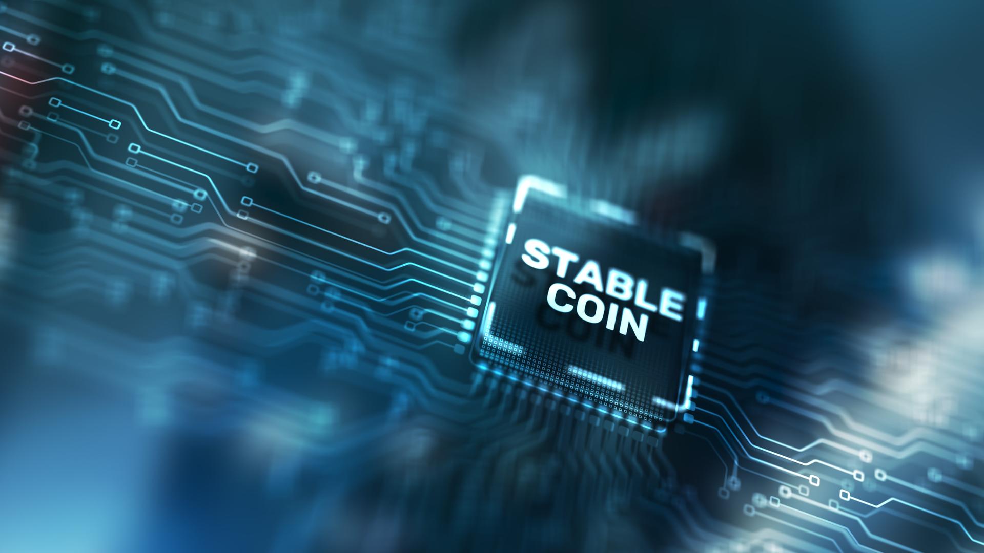 Visualisierung einer Platine auf der ein Quadrat mit der Aufschrift Stable Coin schwebt Visualisierung einer Platine auf der ein Quadrat mit der Aufschrift Stable Coin schwebt