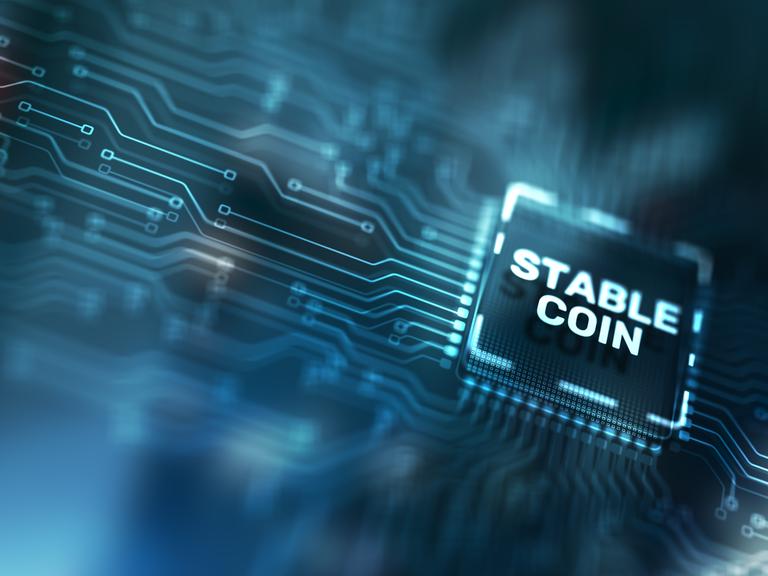 Visualisierung einer Platine auf der ein Quadrat mit der Aufschrift Stable Coin schwebt
