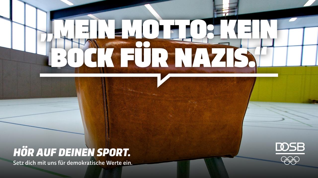 DOSB-Kampagne zur Demokratiestärkung: "Hör auf deinen Sport". In einer Turnhalle steht ein Turnbock. Darüber steht der Schriftzug: "Kein Bock für Nazis" 