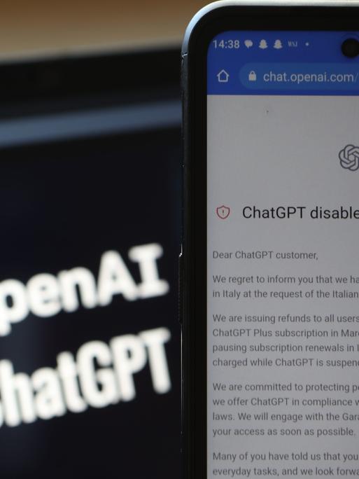Das Foto zeigt ein Display, auf dem zu lesen ist, dass die Künstliche Intelligenz ChatGPT für Nutzende in Italien nicht verfügbar (disabled) ist