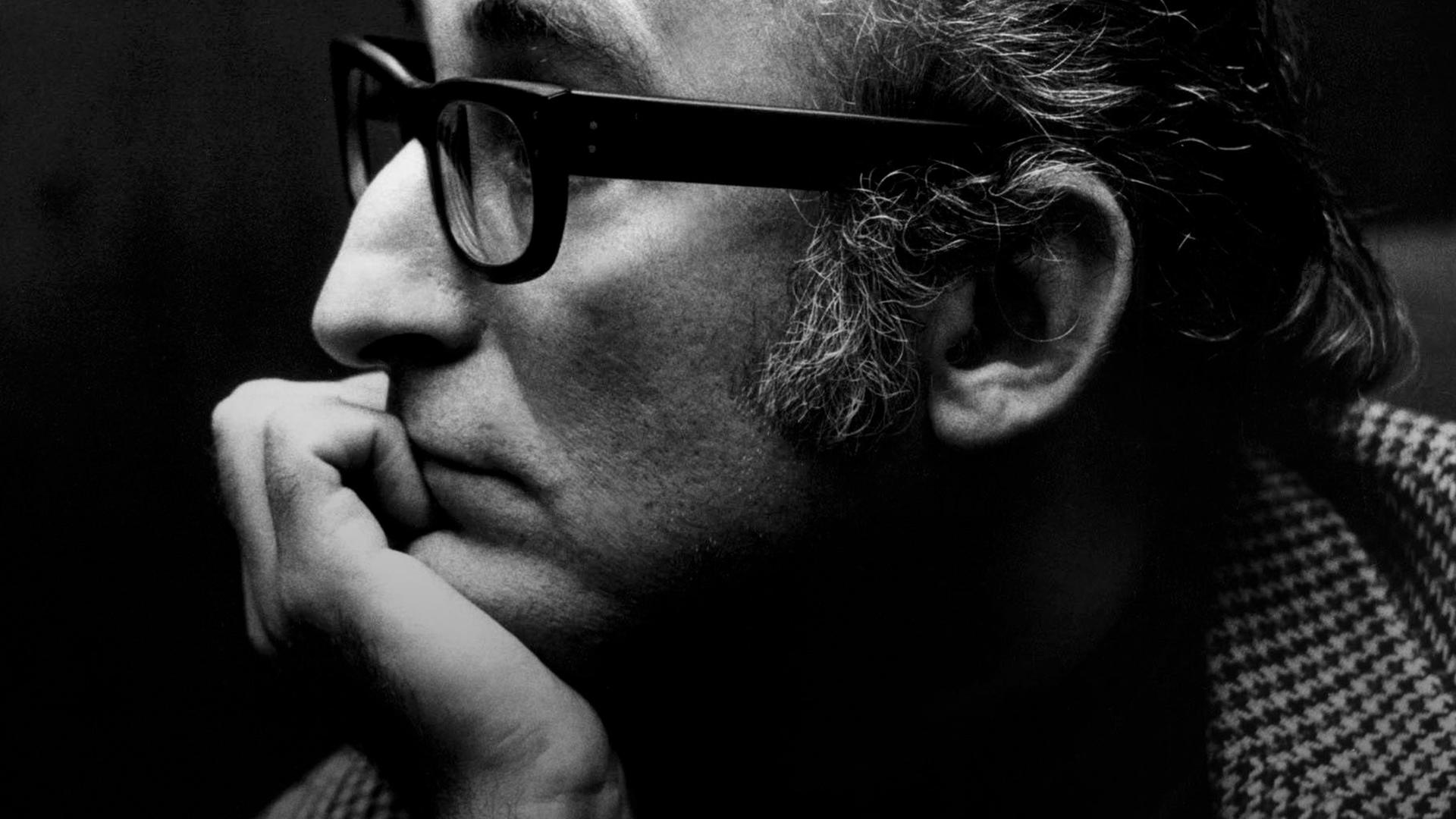 Seitliches Porträt des österreichischen Pianisten und Komponisten Friedrich Gulda aus dem Jahr 1975. Gulda stützt seinen Kopf mit der rechten Hand.