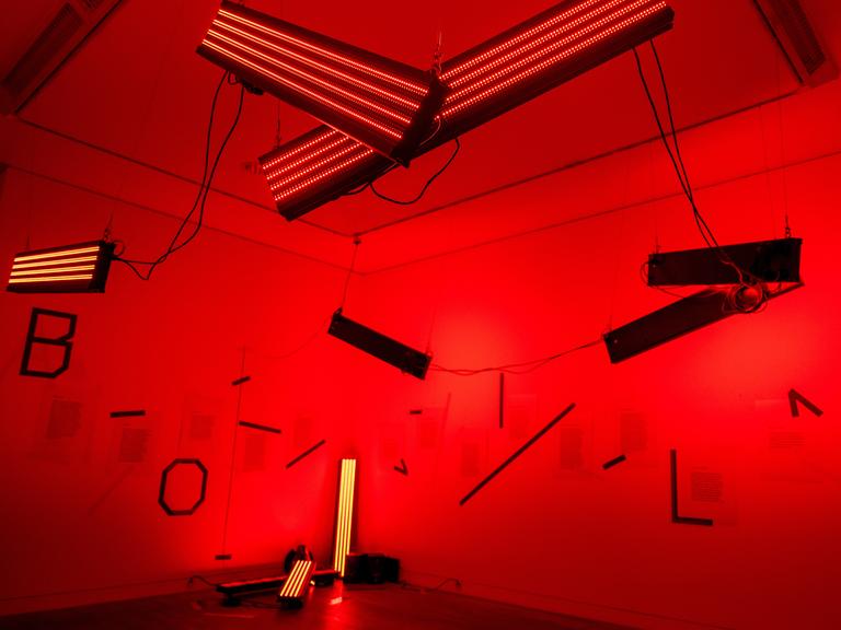 In einem Raum einer Werkstatt für das Exilmuseum leuchten Lichter in roter Farbe. In der Werkstatt soll das für 2026 geplante Exilmuseum am früheren Anhalter Bahnhof vorbereitet werden.