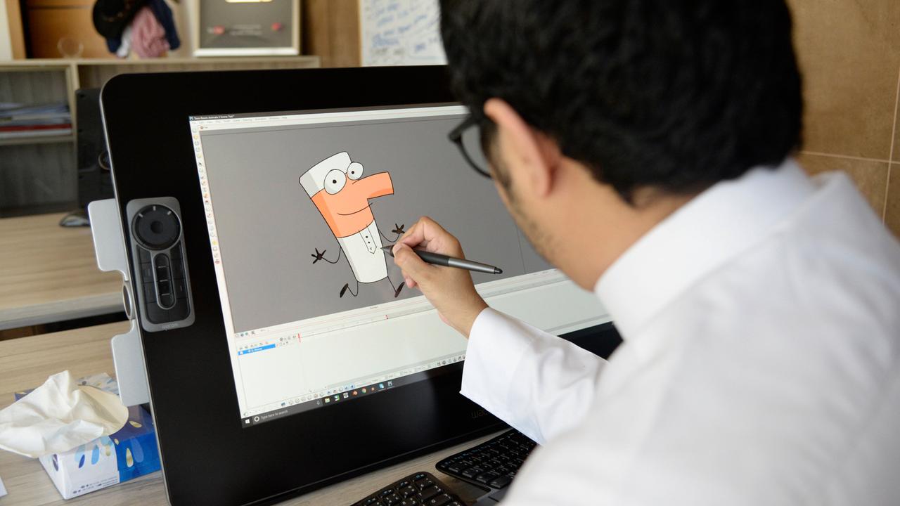 Ein von hinten zu sehender Mitarbeiter des Myrkott-Studios in Riad arbeitet am Bildschirm an einer Zeichentrickfigur.
