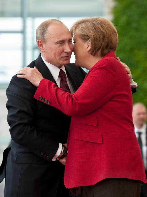 Bundeskanzlerin Angela Merkel umarmt am 1. Juni 2012 Wladimir Putin im Bundeskanzleramt in Berlin.