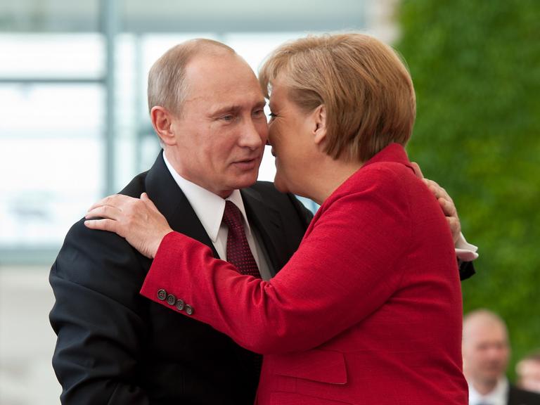 Bundeskanzlerin Angela Merkel umarmt am 1. Juni 2012 Wladimir Putin im Bundeskanzleramt in Berlin.