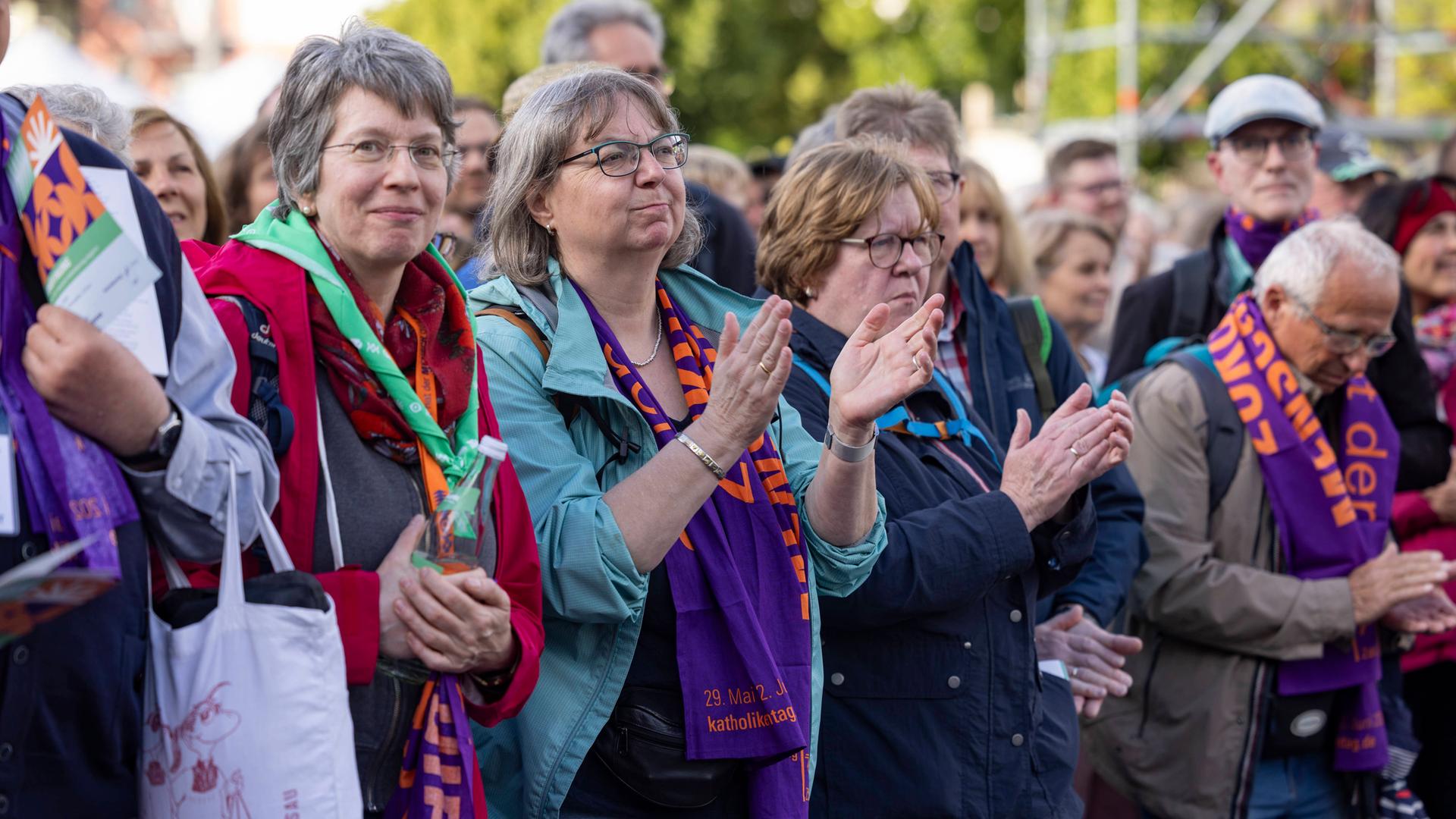 Eine Reihe on Frauen beim Eröffnungsgottesdienst des Katholikentags auf dem Domplatz in Erfurt Einige applaudieren. . 