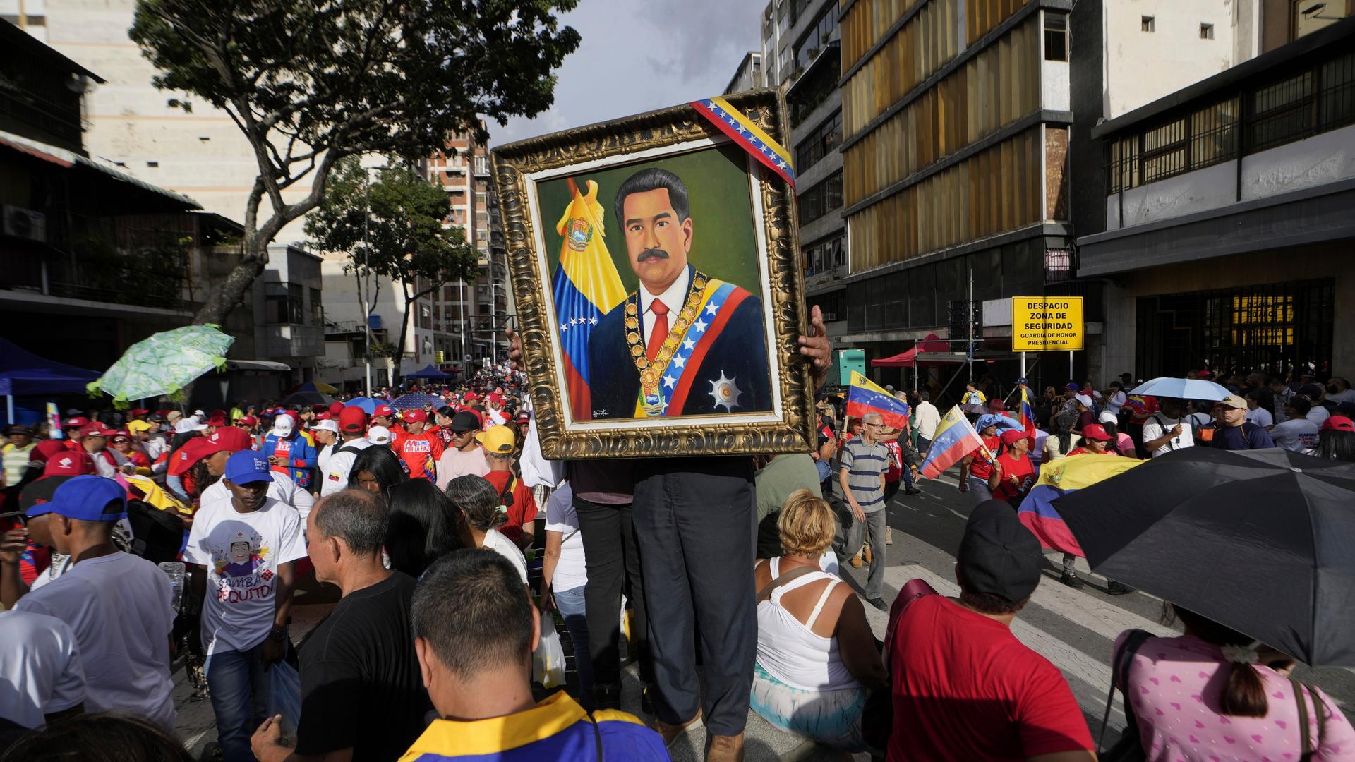 Anhänger des venezolanischen Präsidenten Maduro versammeln sich zu einer Kundgebung der Regierung in Caracas, Venezuela.