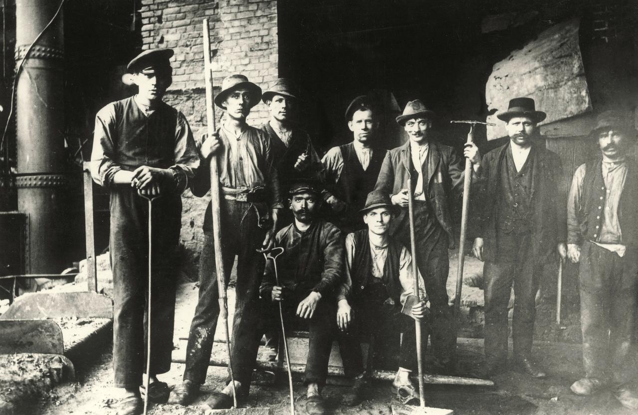 Historisches Foto von Bergarbeitern in Zabrze. "Königsmarckhütte. Die Belegschaft des Hochofens III", ca. 1890.