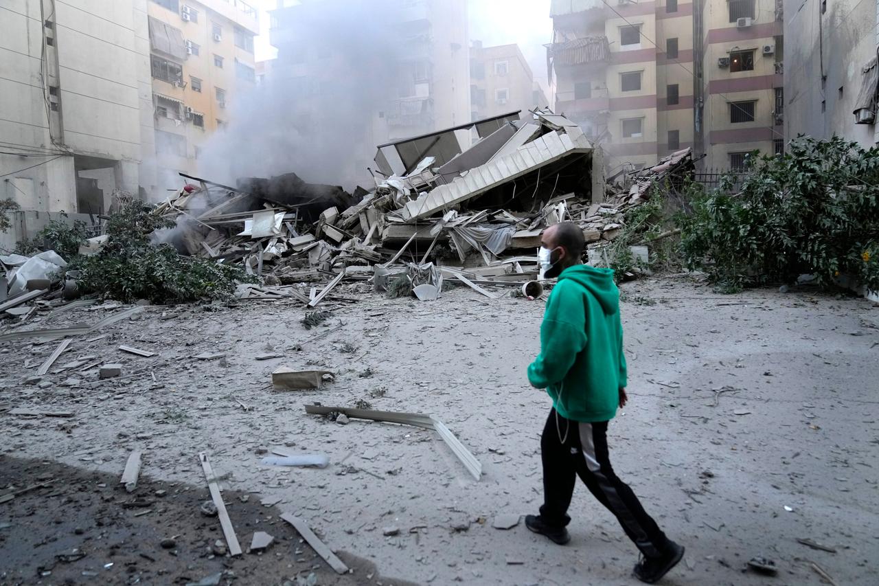  Ein Mann geht vor einem zerstörten Gebäude vorbei, das von einem israelischen Luftangriff in Dahieh, Beirut, Libanon, getroffen wurde. 