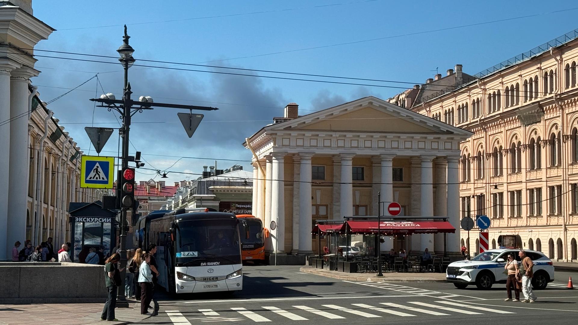 Rauch steigt auf über St. Petersburg, Russland, auf. 