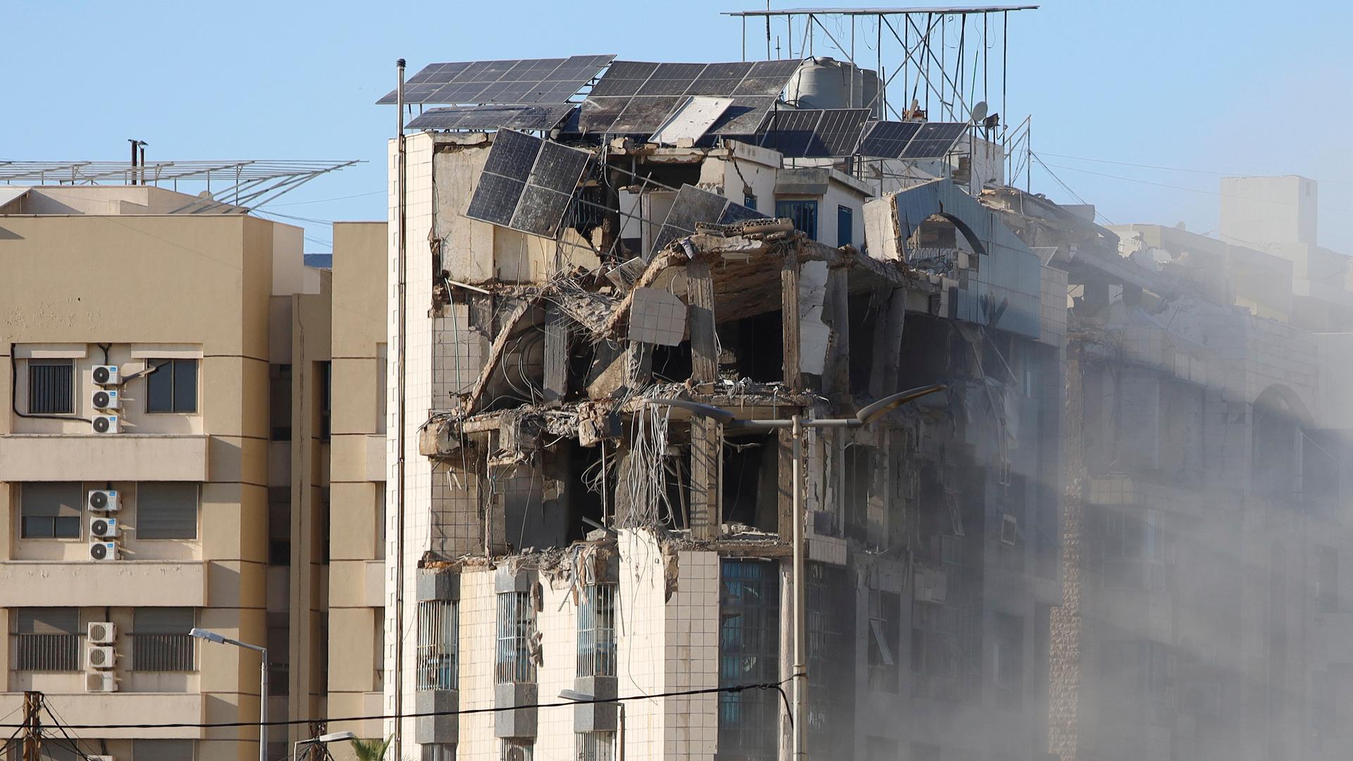 Nach einem Raketenangriff eines israelischen Kampfflugzeugs in der Nähe der Airport Road in Beirut steigt Rauch aus einem getroffenen Gebäude auf.