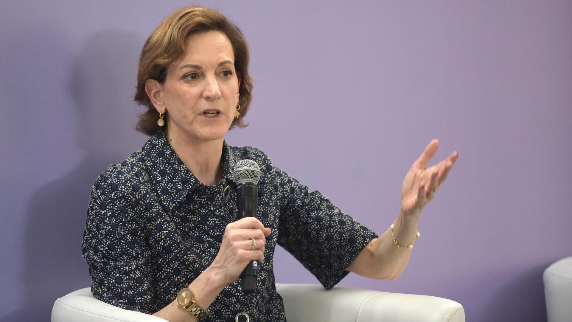 Anne Applebaum spricht in ein Mikrofon und gestikuliert mit der anderen Hand. Anne Applebaum spricht in ein Mikrofon und gestikuliert mit der anderen Hand.