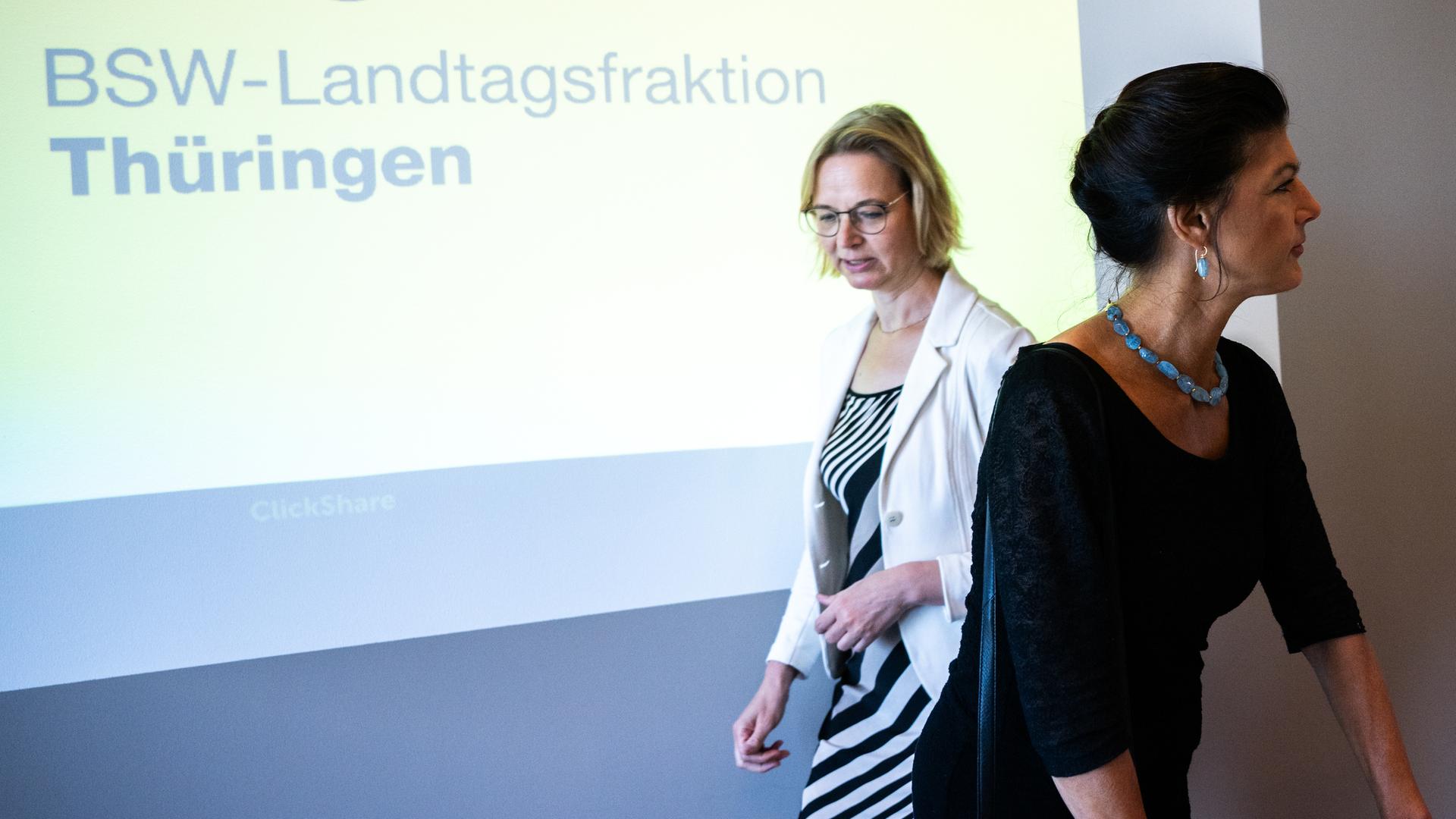 Sahra Wagenknecht beim Besuch der der Thüringer BSW-Fraktion mit Katja Wolf. Beide wenden sich voneinander ab.