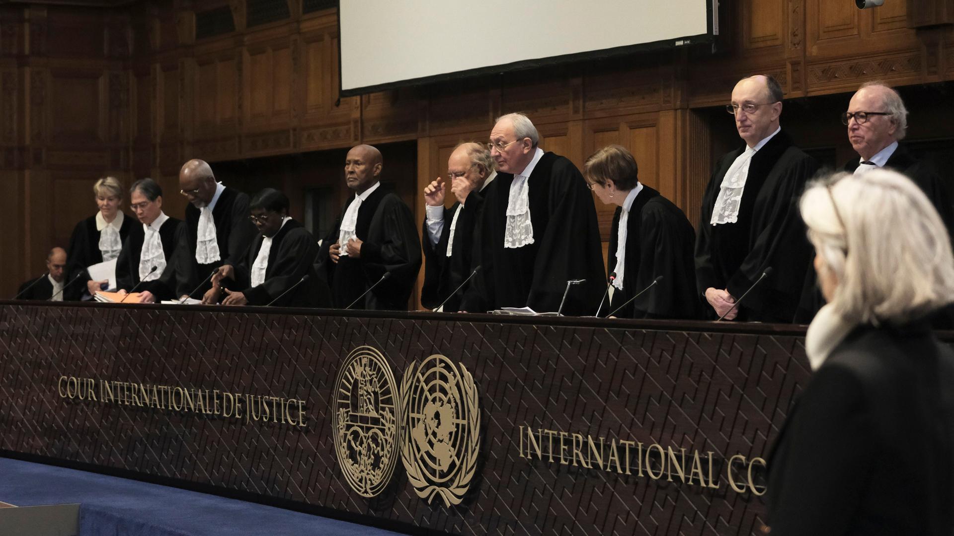 Die zuständigen Richterinnen und Richter von dem Internationalen Gerichts-Hof. 