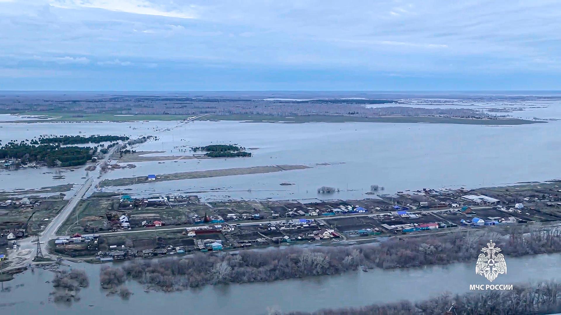 Zu sehen ist eine weite überflutete Fläche am Fluss Tobol in der Region Kurgan, im Süden Sibiriens.