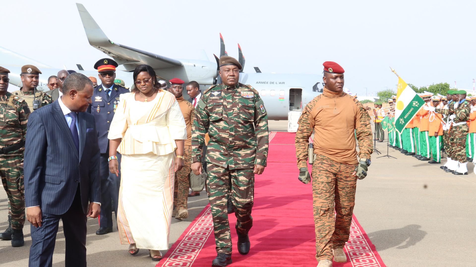Die Staatschefs von Burkina Faso und dem Niger laufen auf dem Flughafen der nigrischen Hauptstadt Niamey über einen roten Teppich. 
