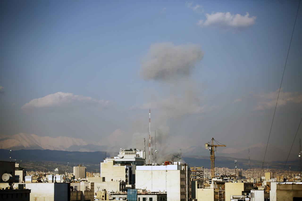 Rauch steigt nach einem Angriff der USA und Israels in Teheran (Iran) über einem Wohngebiet auf.