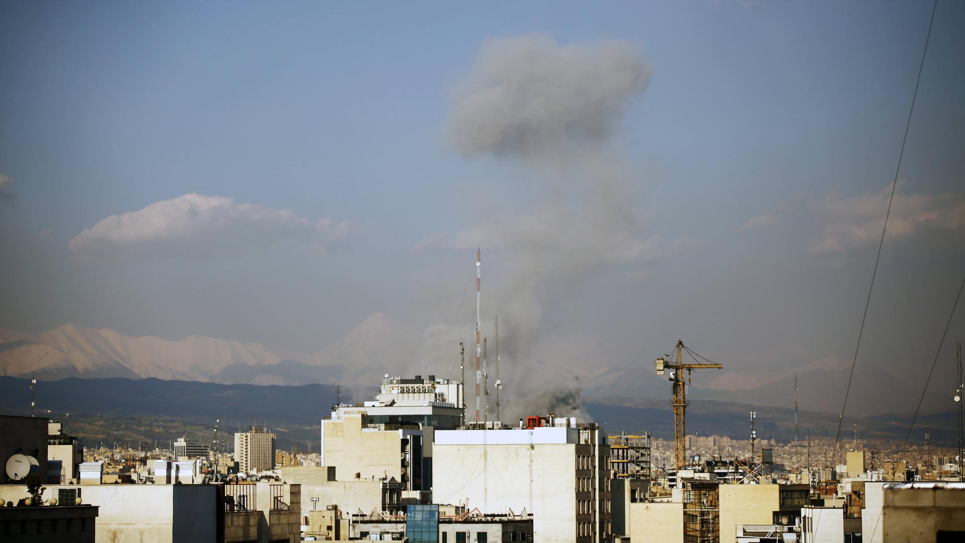 Rauch steigt nach einem Angriff der USA und Israels in Teheran über einem Wohngebiet auf.