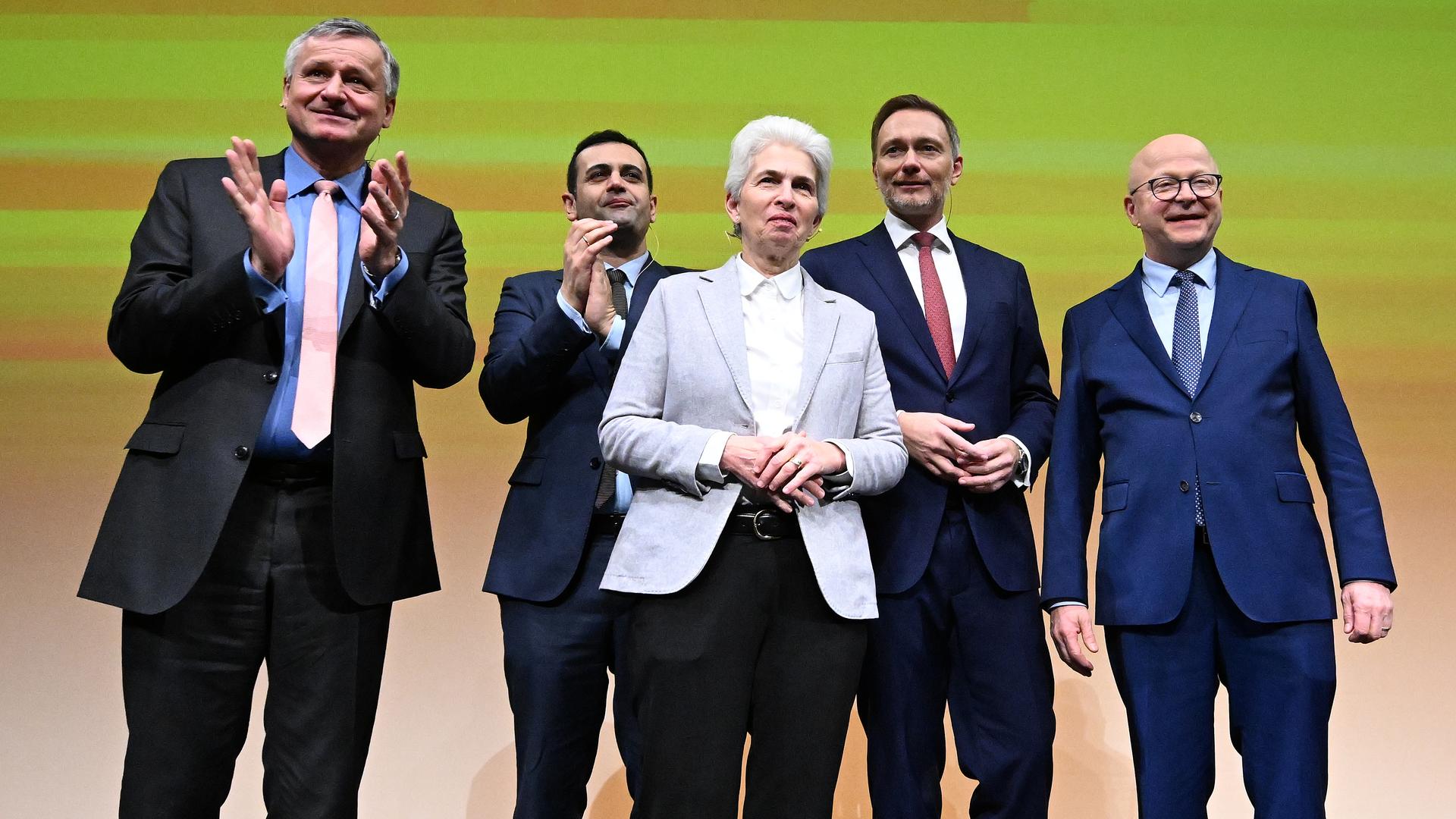 Die FDP-Politiker Hans-Ulrich Rülke (l-r), Bijan Djir-Sarai, Marie-Agnes Strack-Zimmermann, Christian Lindner und Michael Theurer stehen beim Dreikönigstreffen der FDP im Opernhaus auf der Bühne.