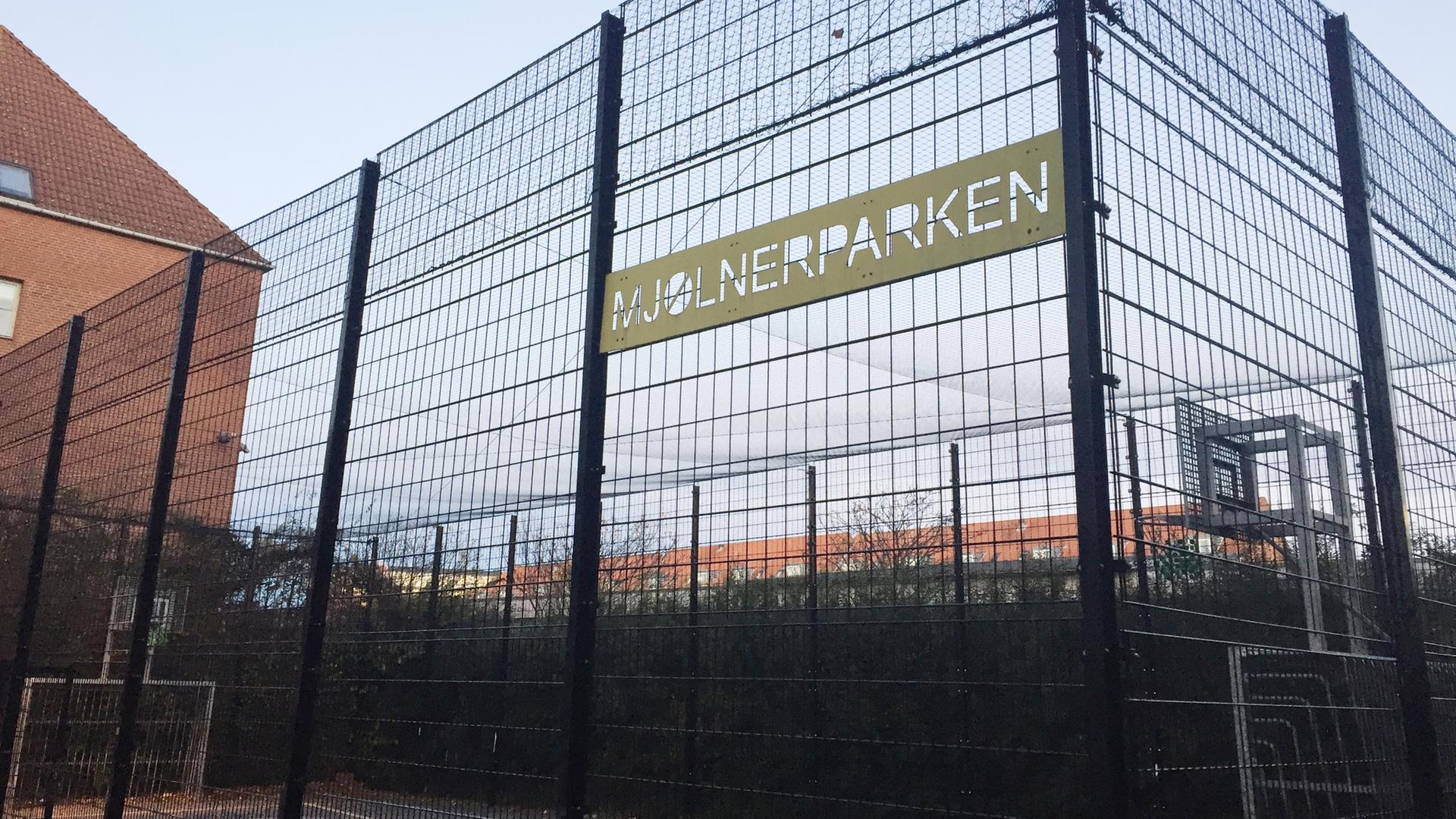 Ein eingezäunter Sportplatz im Wohnviertel Mjølnerparken in Kopenhagen, Dänemark.