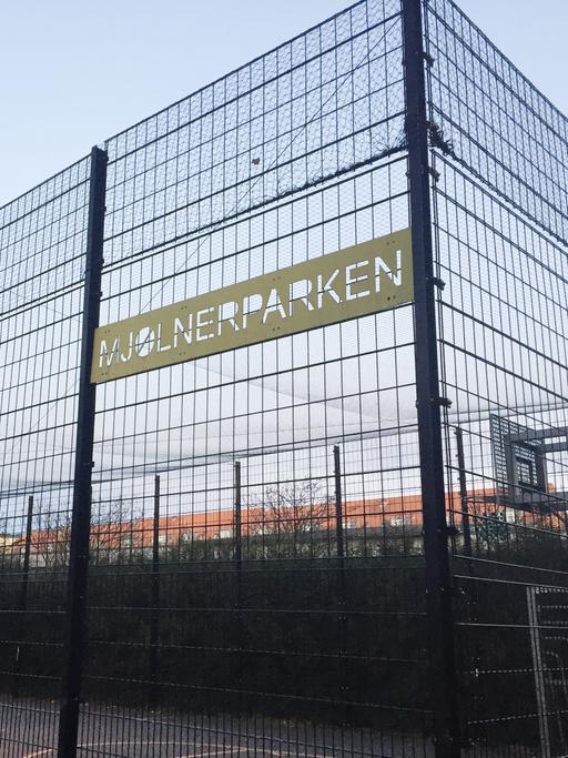 Ein eingezäunter Sportplatz im Wohnviertel Mjølnerparken in Kopenhagen, Dänemark.