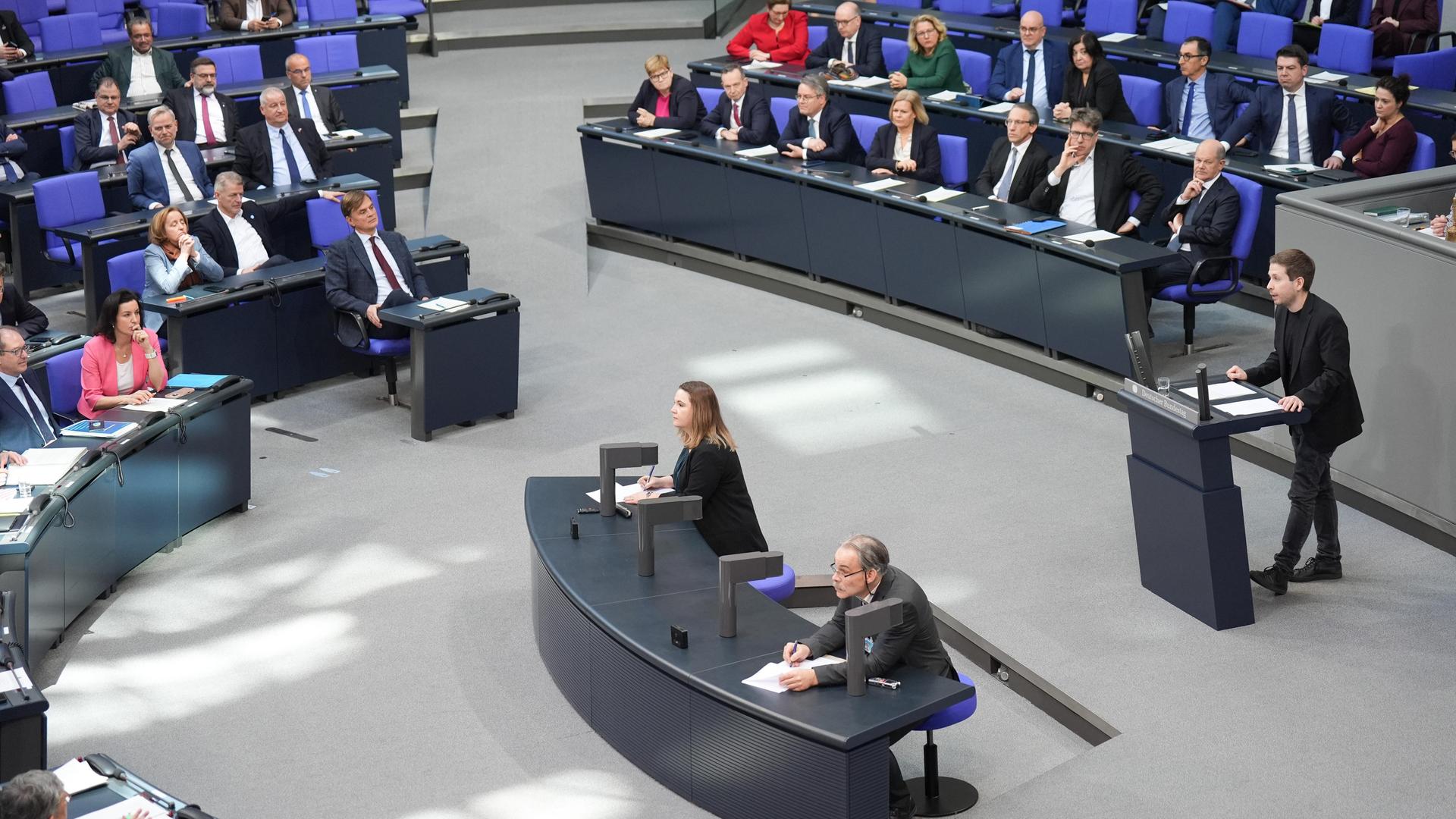 Kevin Kühnert (SPD) bei seiner vorerst letzten Rede vor den Abgeordneten bei der 212. Sitzung des Deutschen Bundestag in Berlin.