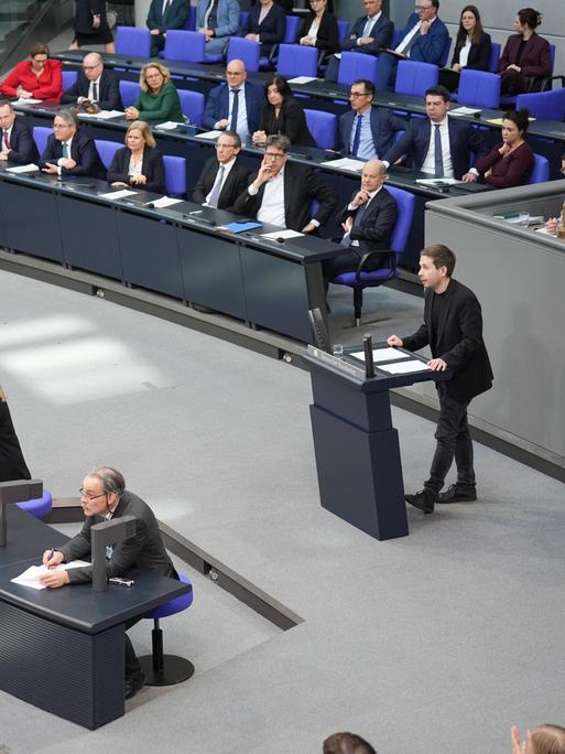 Kevin Kühnert (SPD) bei seiner vorerst letzten Rede vor den Abgeordneten bei der 212. Sitzung des Deutschen Bundestag in Berlin.