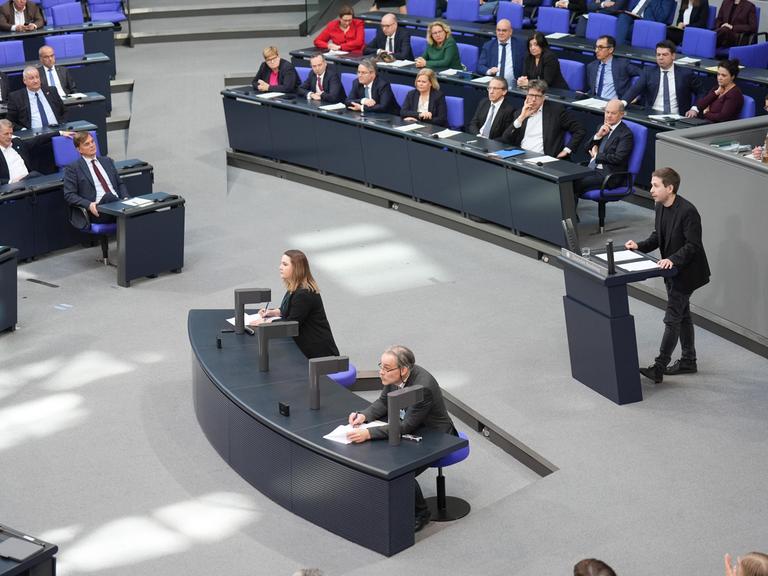 Kevin Kühnert (SPD) bei seiner vorerst letzten Rede vor den Abgeordneten bei der 212. Sitzung des Deutschen Bundestag in Berlin.