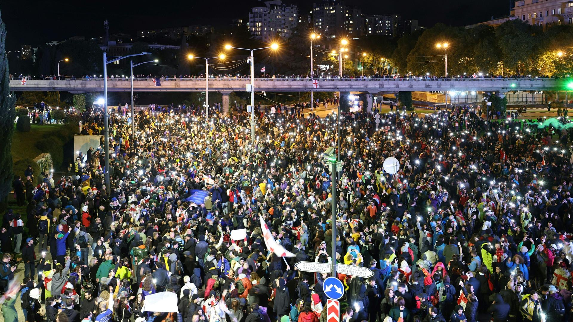 Das Foto vom Abend des 14. Mai zeigt Proteste in der georgischen Hauptstadt Tiflis gegen das Gesetz zu ausländischer Einflussnahme.