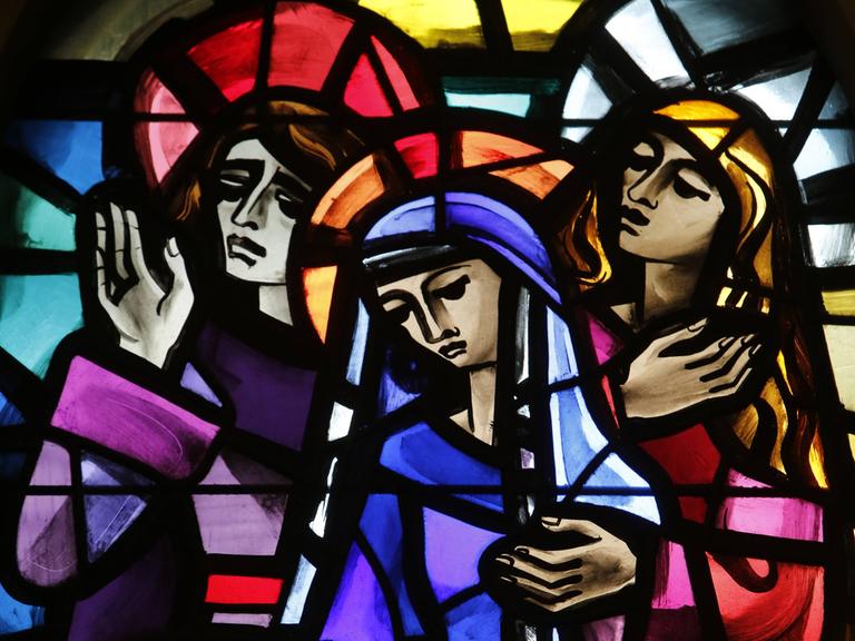 Kreuzweg, Glasmalerei in der Basilika Sainte Therese in Lisieux, Calvados, Normandie, Frankreich.