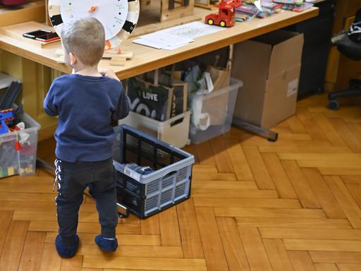 Ein ukrainischen Flüchtlingskind von hinten in einem Raum voller Spielsachen. (Symbolbild) 